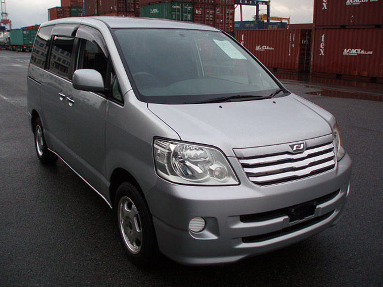 Toyota noah 2003 год