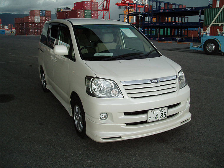 Toyota noah 2003 год