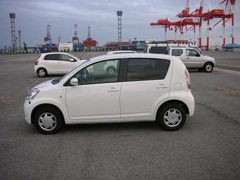 2005 Toyota Passo Images