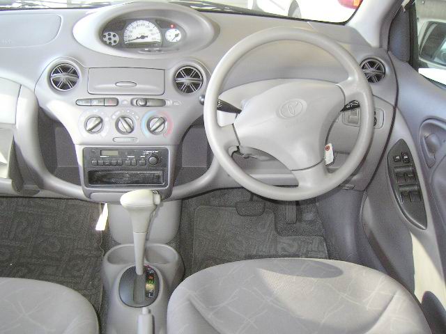 2000 Toyota Platz Pictures