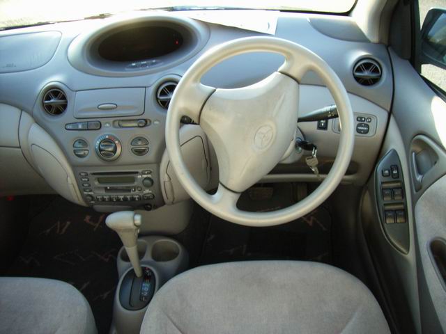 2000 Toyota Platz Pictures