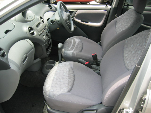 2001 Toyota Platz Photos