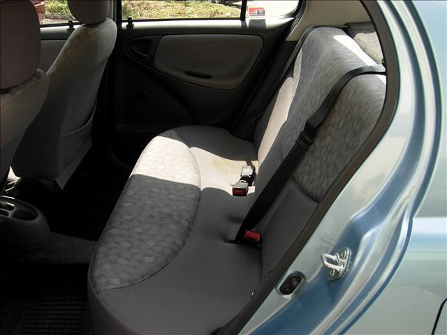 2001 Toyota Platz Photos