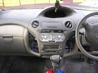 2003 Toyota Platz Pictures