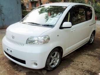 2004 Toyota Porte Pictures