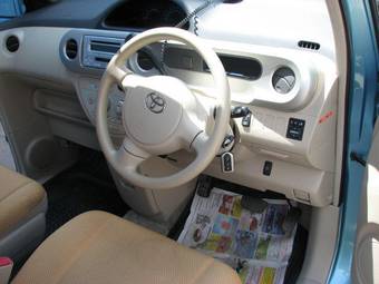 2004 Toyota Porte Pictures