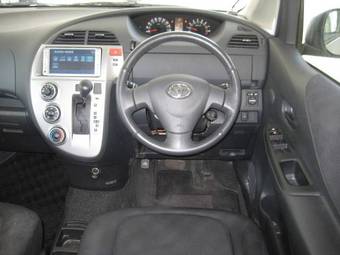 2006 Toyota Ractis Pics