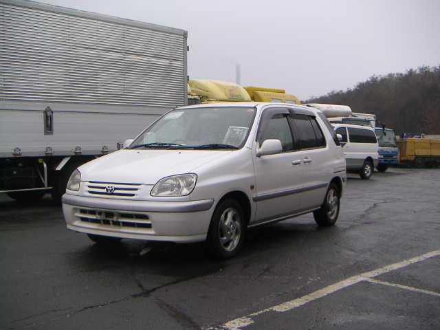 1999 Toyota Raum Pictures