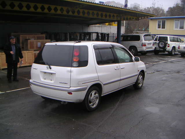 1999 Toyota Raum Photos