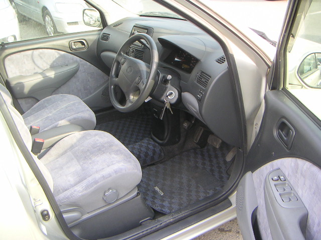 1999 Toyota Raum Photos