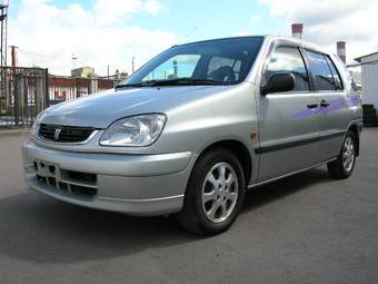 2000 Toyota Raum Pictures