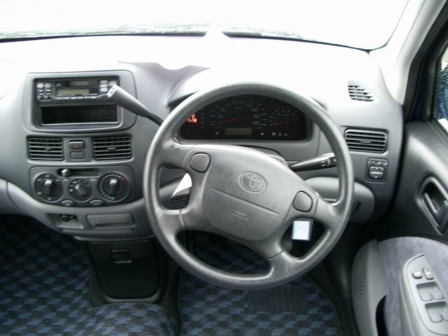 2001 Toyota Raum Photos