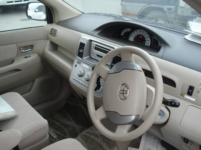 2003 Toyota Raum