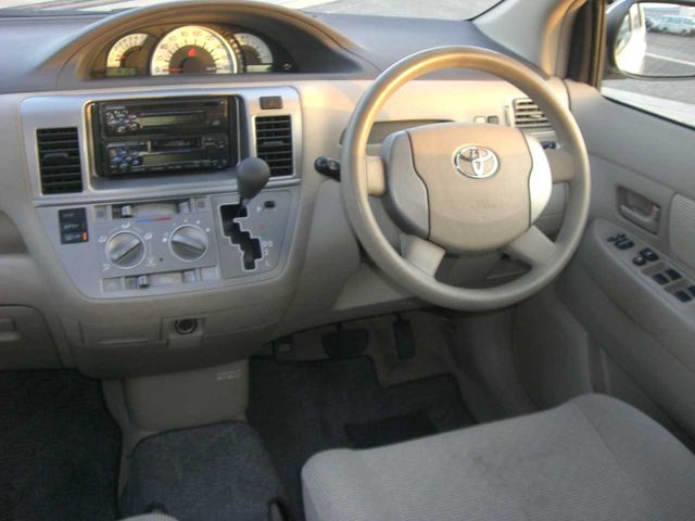 2004 Toyota Raum