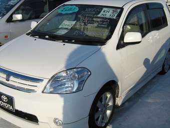 2004 Toyota Raum Images