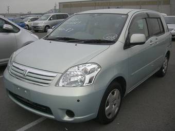 2004 Toyota Raum Images