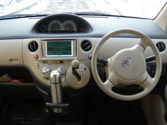 2003 Toyota Sienta Pics