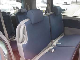 2004 Toyota Sienta Pictures