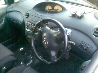 2004 Toyota Vitz Photos