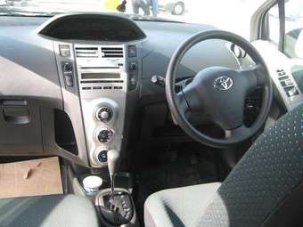 2005 Toyota Vitz Photos