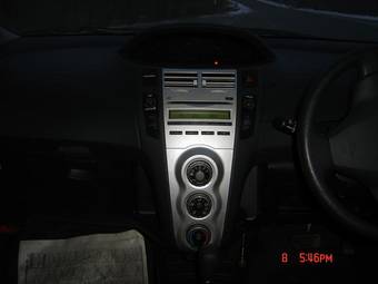 2005 Toyota Vitz Photos