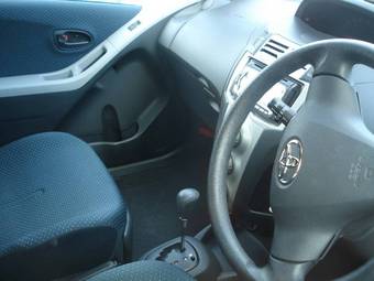 2005 Toyota Vitz Photos