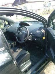 2005 Toyota Vitz Photos