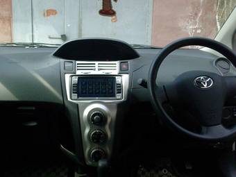 2005 Toyota Vitz Photos