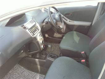 2005 Toyota Vitz Photos