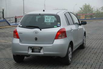 2005 Toyota Vitz Photos