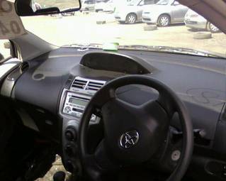 2005 Toyota Vitz Photos