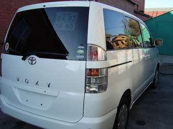 2004 Toyota Voxy Images
