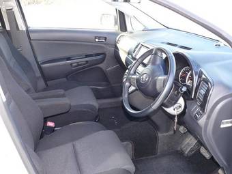 2003 Toyota Wish Photos