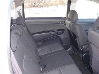 2003 Toyota Wish Pictures