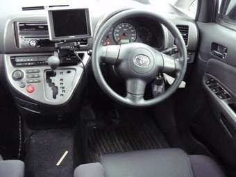 2004 Toyota Wish Pics