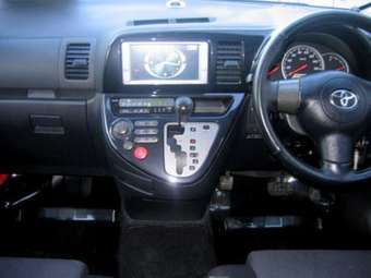 2004 Toyota Wish Pictures