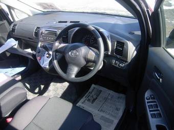 2004 Toyota Wish Pictures