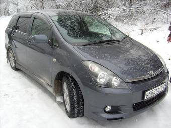 2004 Toyota Wish Wallpapers