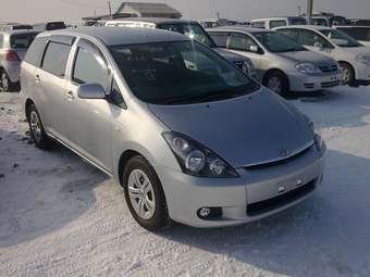 2005 Toyota Wish Photos