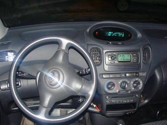 2003 Toyota Yaris Pics