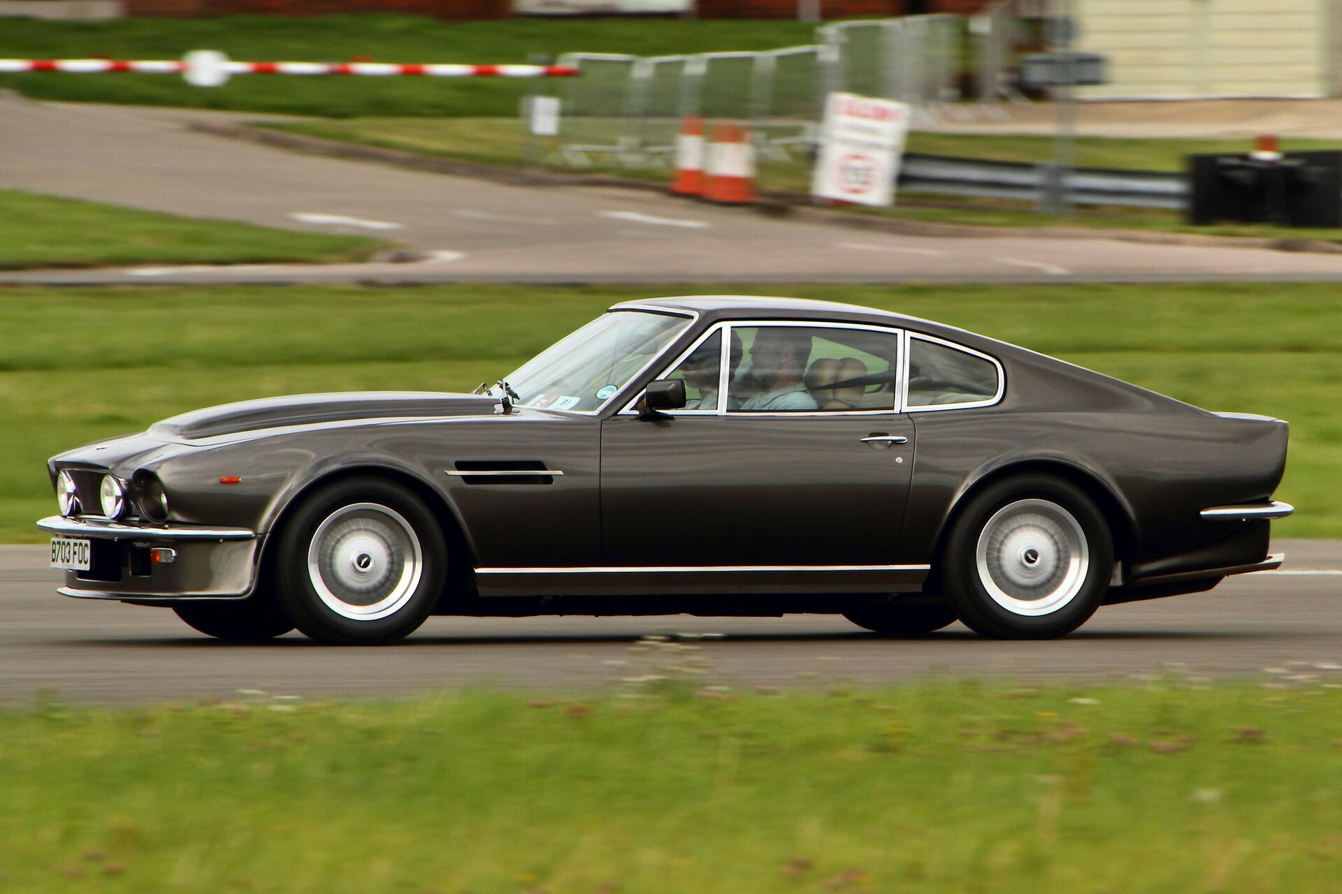 aston-martin-v8-vantage-5-3-385-hp-1977-1990-specs-and-technical