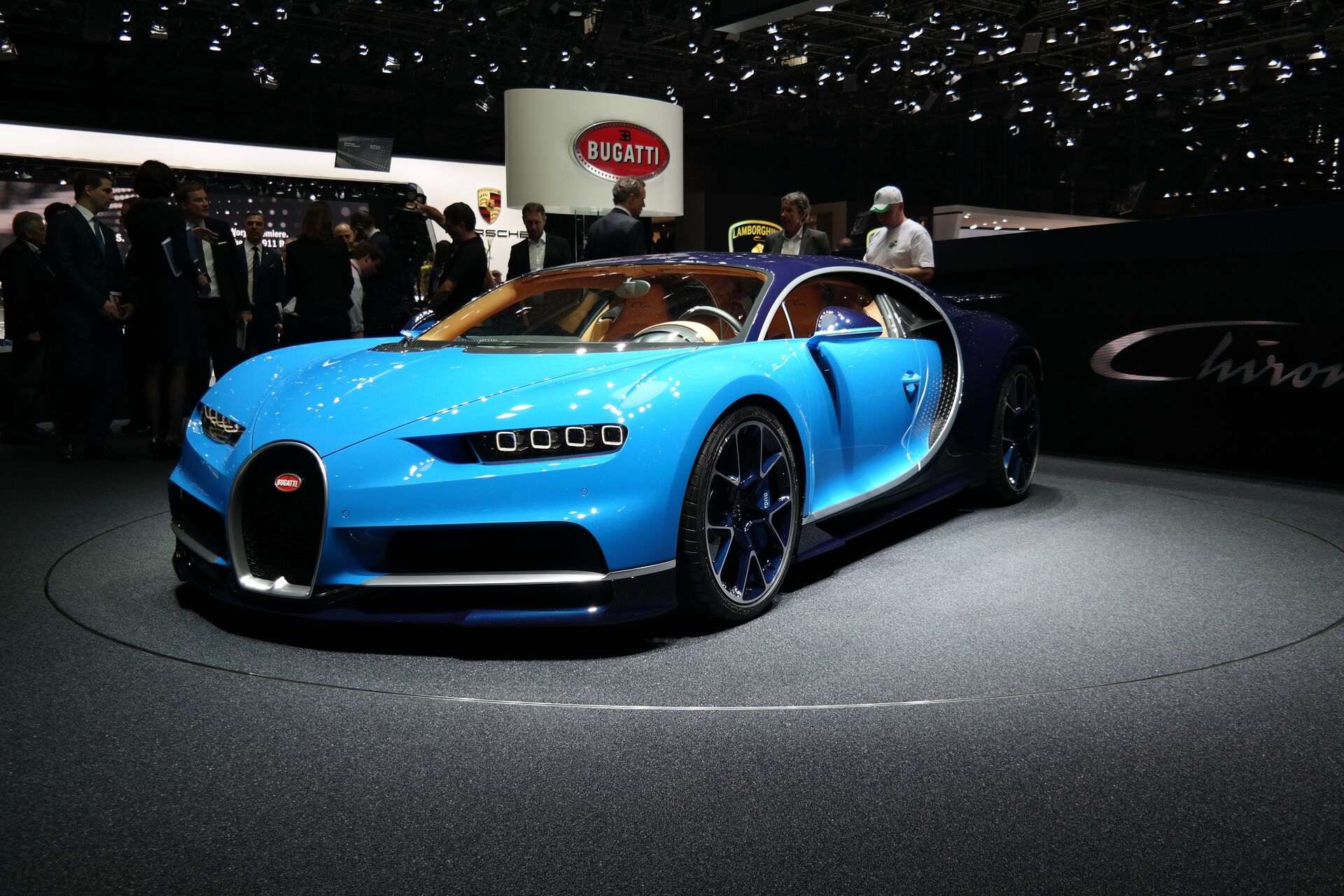 Bugatti Chiron 2016 - present Specs and Technical Data, Fuel ...